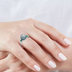 Platinový prsten s perlou a smaragdy