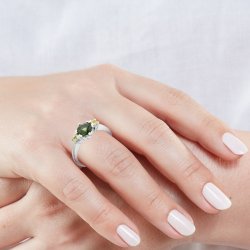 Platinový prsten s vltavínem a safíry