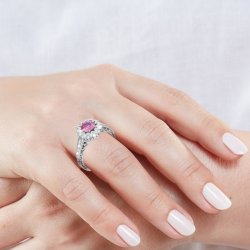 Zlatý prsten s růžovým safírem a diamanty