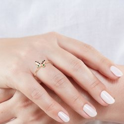 Zlatý prsten se safíry a smaragdy