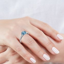 Zlatý prsten s topazem a diamanty
