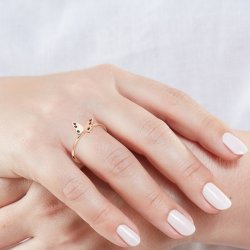 Zlatý prsten s rubíny a smaragdy